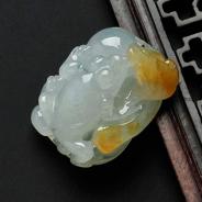 冰种三彩缅甸翡翠金蟾送宝挂件