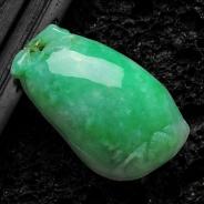 糯冰种翠色满绿缅甸翡翠福瓜挂件