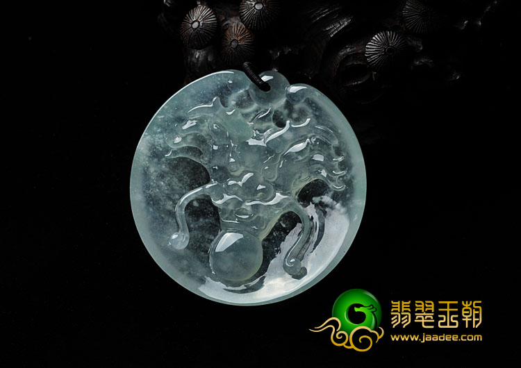 冰玻种淡晴水缅甸翡翠龙吐珠挂件
