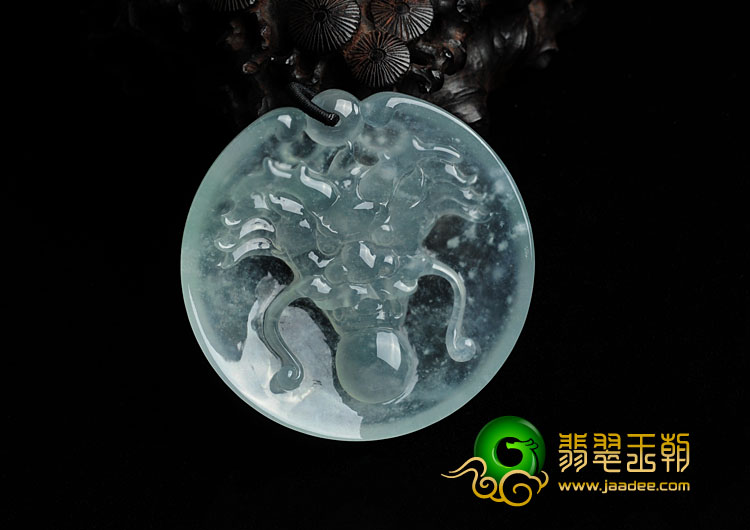 冰玻种淡晴水缅甸翡翠龙吐珠挂件