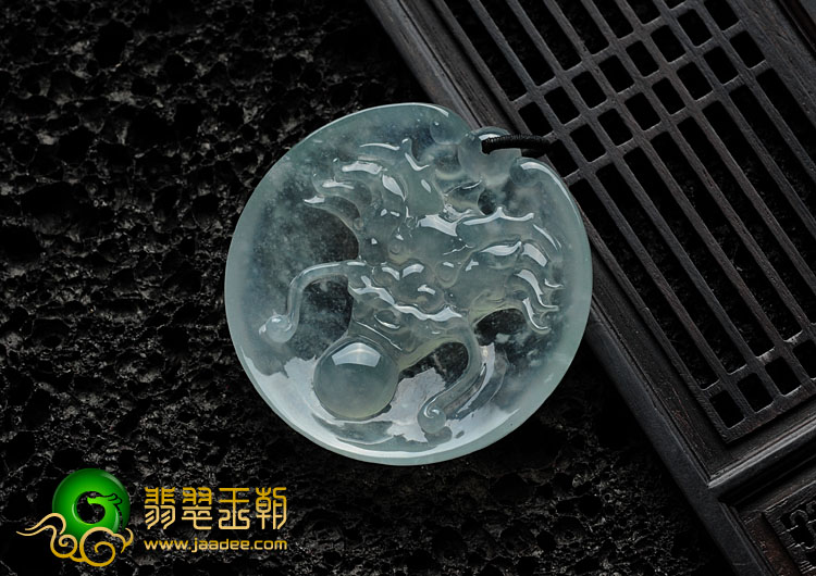 冰玻种淡晴水缅甸翡翠龙吐珠挂件