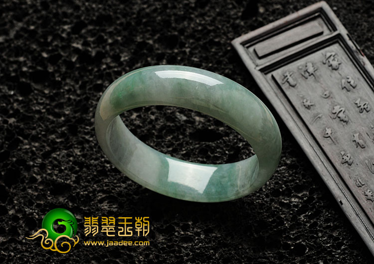 糯冰种晴水缅甸翡翠手镯（55.9mm）