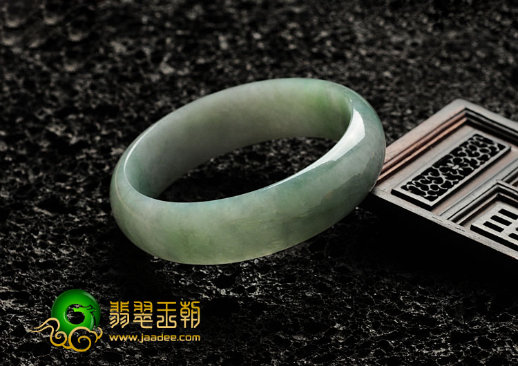 糯冰种晴水缅甸翡翠手镯（55.9mm）