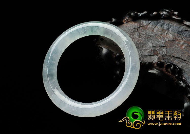 冰玻种晴水略飘翠缅甸翡翠圆条手镯（55.9mm）