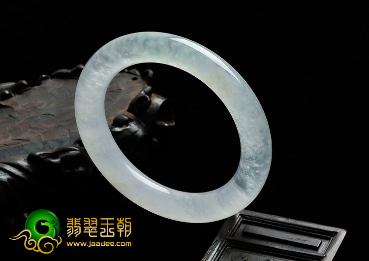 冰玻种晴水略飘翠缅甸翡翠圆条手镯（55.9mm）