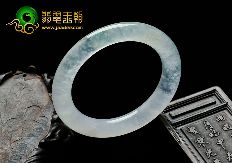 冰玻种晴水略飘翠缅甸翡翠圆条手镯（55.9mm）
