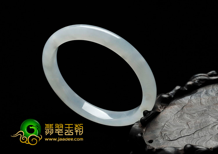 糯冰种淡晴水缅甸翡翠手镯（57.2mm）