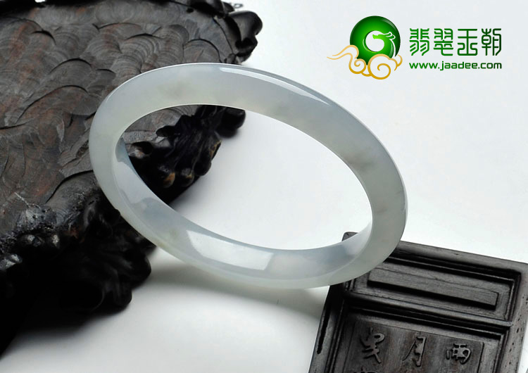 糯冰种淡晴水缅甸翡翠手镯（57.2mm）