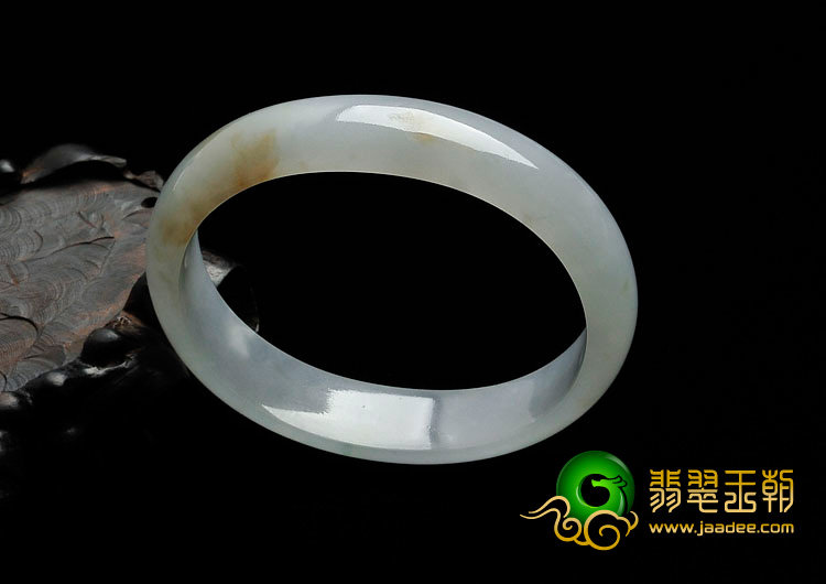 糯冰种淡晴水略带黄翡缅甸翡翠贵妃镯（56.2mm-50.3mm）