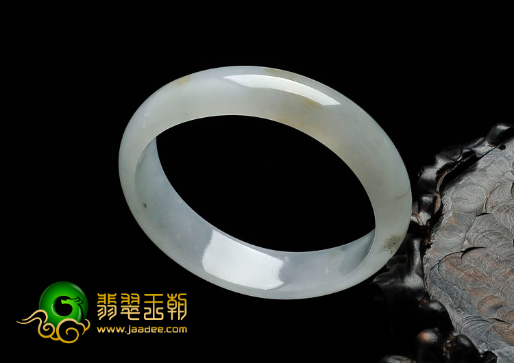 糯冰种淡晴水略带黄翡缅甸翡翠贵妃镯（56.2mm-50.3mm）