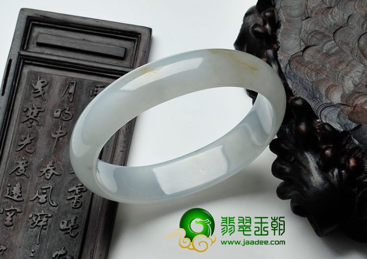 糯冰种淡晴水略带黄翡缅甸翡翠贵妃镯（56.2mm-50.3mm）