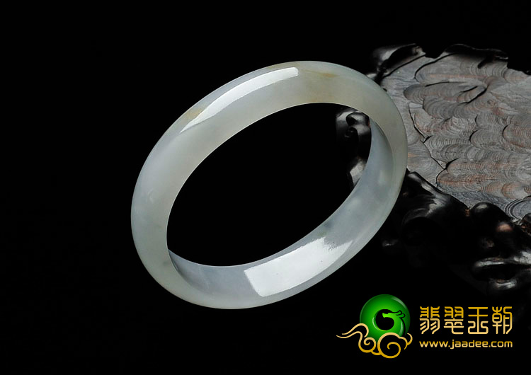 糯冰种淡晴水略带黄翡缅甸翡翠贵妃镯（56.2mm-50.3mm）
