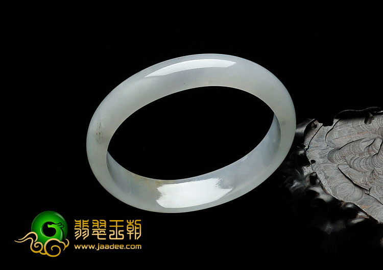 糯冰种淡晴水略带黄翡缅甸翡翠贵妃镯（56.2mm-50.3mm）