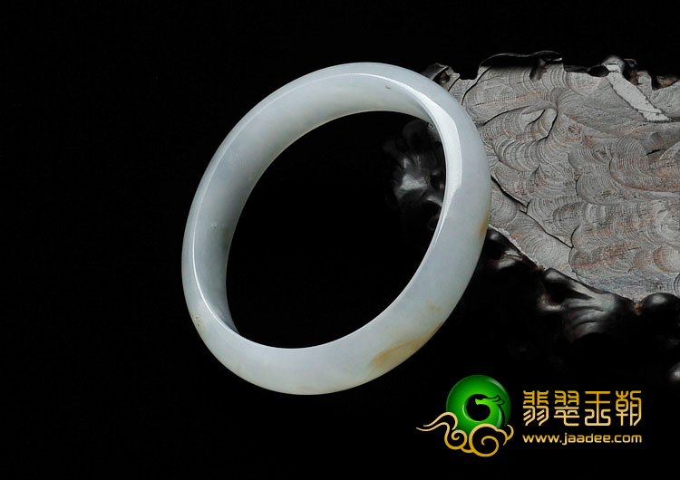 糯冰种淡晴水略带黄翡缅甸翡翠贵妃镯（56.2mm-50.3mm）