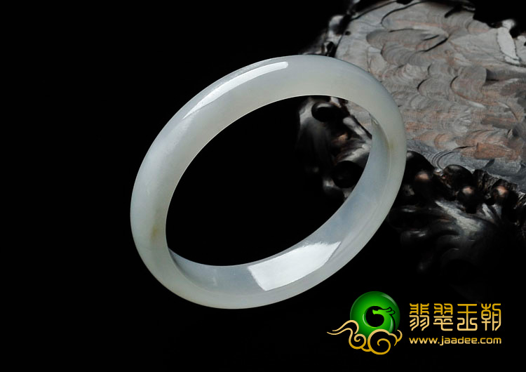 糯冰种淡晴水缅甸翡翠贵妃镯（55.9mm-51.2mm）