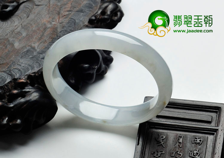糯冰种淡晴水缅甸翡翠贵妃镯（55.9mm-51.2mm）