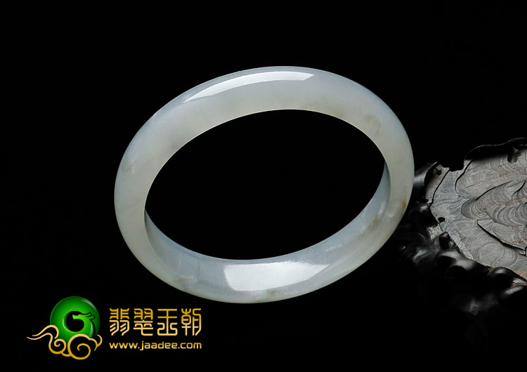 糯冰种淡晴水缅甸翡翠贵妃镯（55.9mm-51.2mm）