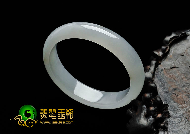 糯冰种淡晴水缅甸翡翠贵妃镯（55.9mm-51.2mm）