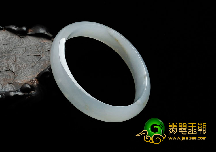 糯冰种淡晴水缅甸翡翠贵妃镯（55.9mm-51.2mm）
