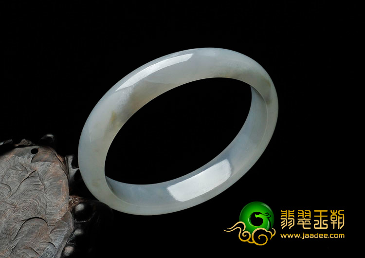 糯冰种淡晴水缅甸翡翠贵妃镯（55.9mm-51.2mm）