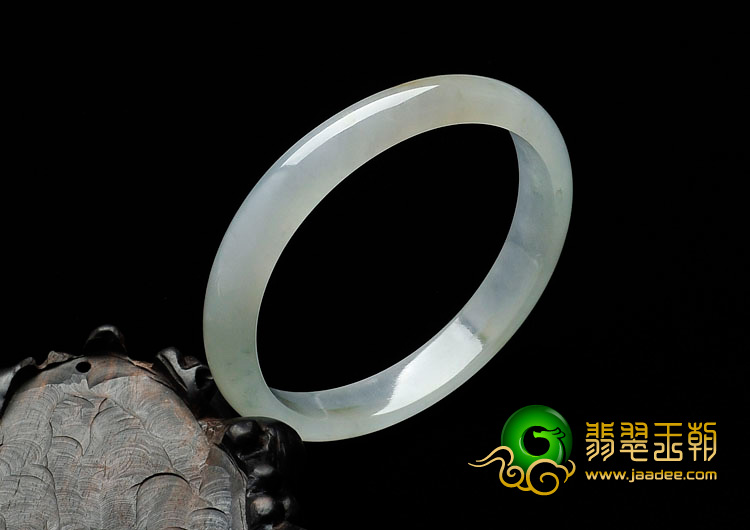 糯冰种淡晴水略带黄翡缅甸翡翠贵妃镯（57.4mm-53.2mm）