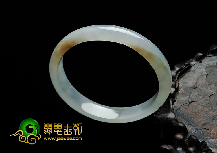 糯冰种淡晴水略带黄翡缅甸翡翠贵妃镯（57.4mm-53.2mm）