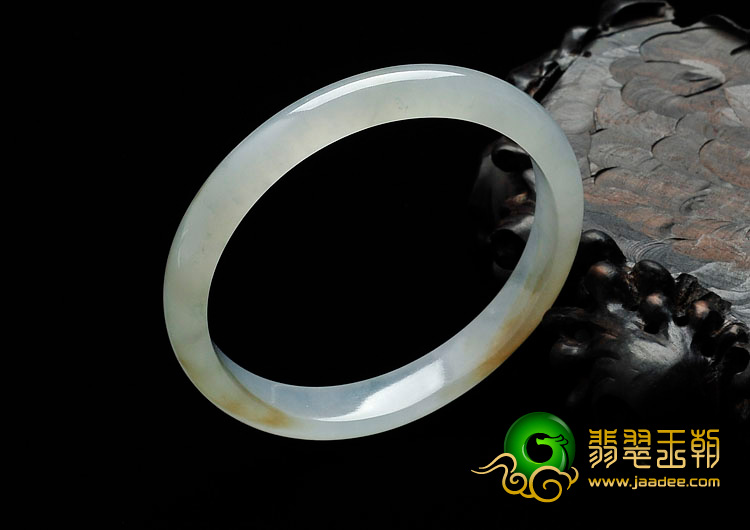 糯冰种淡晴水略带黄翡缅甸翡翠贵妃镯（57.4mm-53.2mm）
