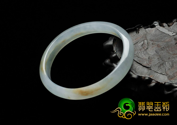 糯冰种淡晴水略带黄翡缅甸翡翠贵妃镯（57.4mm-53.2mm）