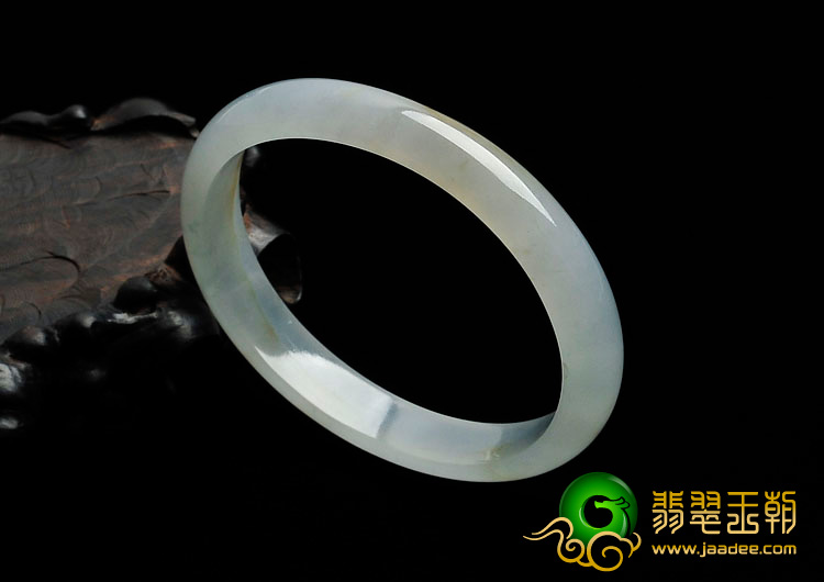 糯冰种淡晴水略带黄翡缅甸翡翠贵妃镯（57.4mm-53.2mm）