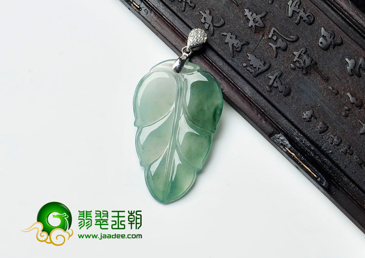 冰玻种飘花缅甸翡翠镶银扣叶子挂件
