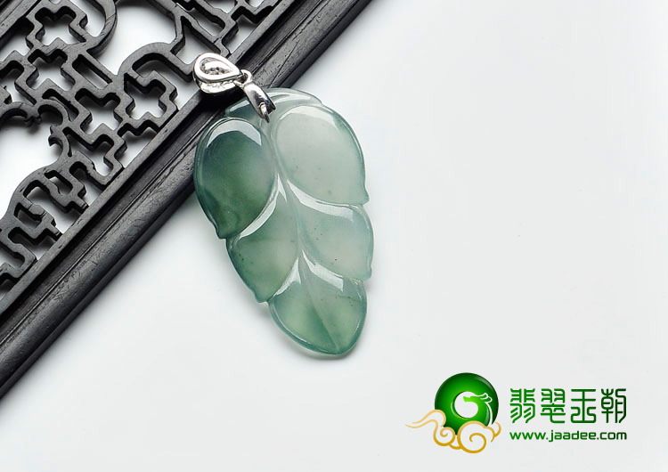 冰玻种飘花缅甸翡翠镶银扣叶子挂件