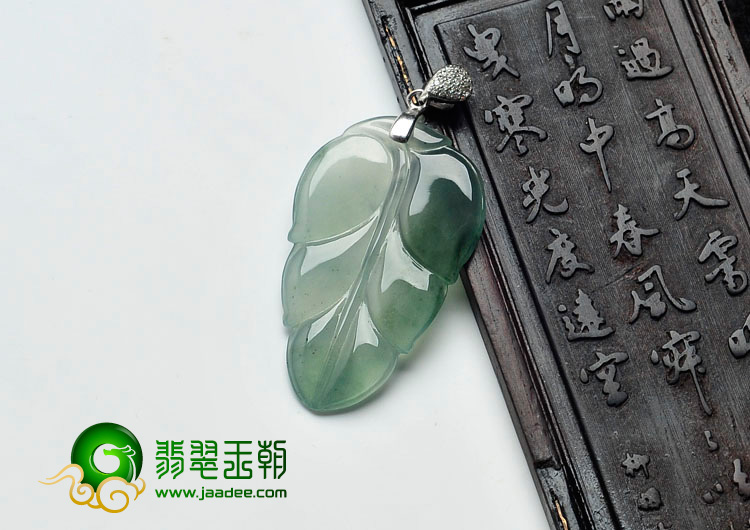 冰玻种飘花缅甸翡翠镶银扣叶子挂件