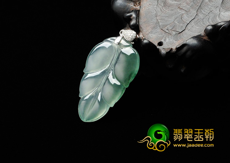 冰玻种飘花缅甸翡翠镶银扣叶子挂件