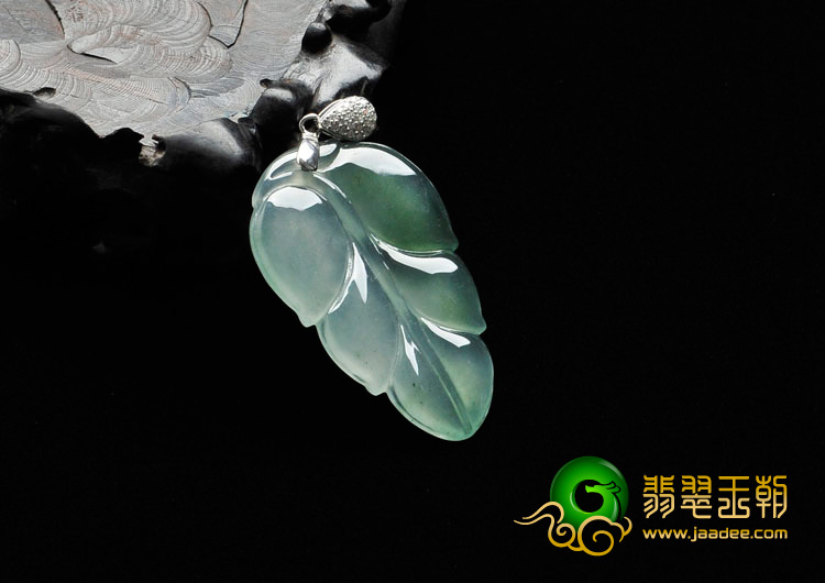 冰玻种飘花缅甸翡翠镶银扣叶子挂件