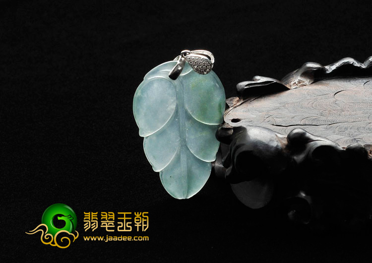 冰玻种飘花缅甸翡翠镶银扣叶子挂件
