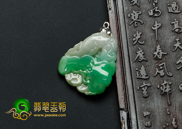 糯冰种翠色缅甸翡翠年年有余挂件