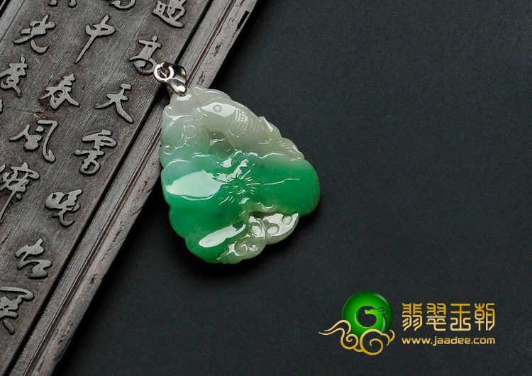 糯冰种翠色缅甸翡翠年年有余挂件