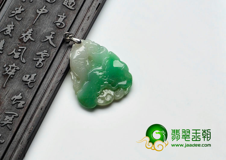 糯冰种翠色缅甸翡翠年年有余挂件