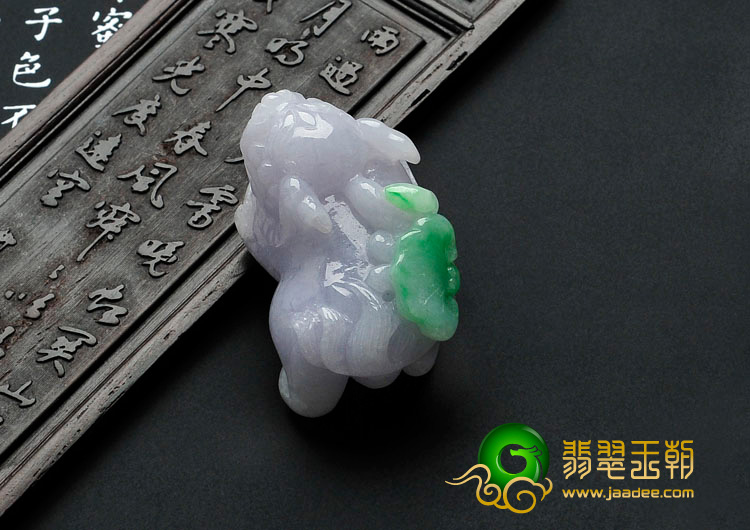 糯冰种春带彩缅甸翡翠貔貅挂件