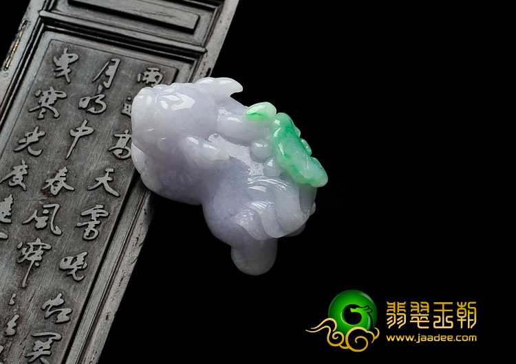 糯冰种春带彩缅甸翡翠貔貅挂件