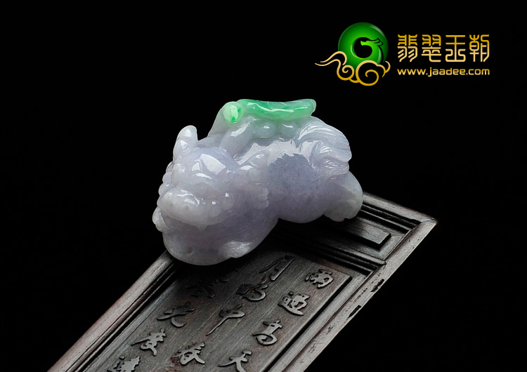 糯冰种春带彩缅甸翡翠貔貅挂件