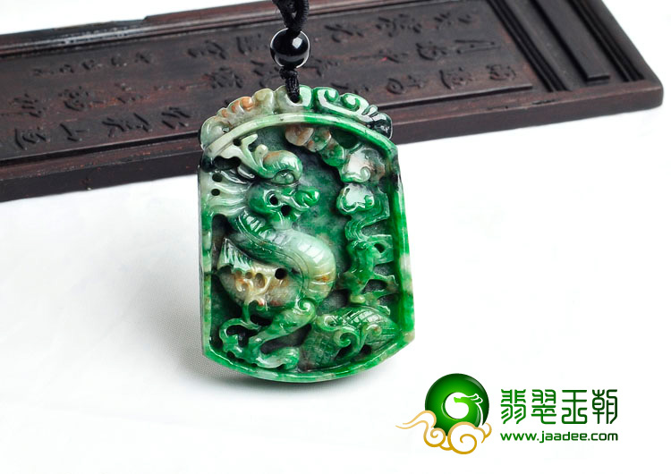 feicui细糯种浓绿略带黄翡缅甸翡翠龙牌挂件