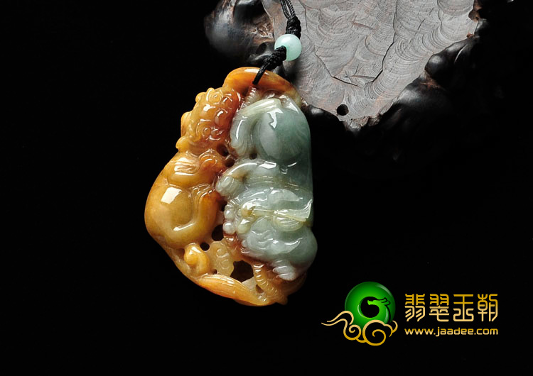 细糯种晴水黄翡缅甸翡翠貔貅挂件