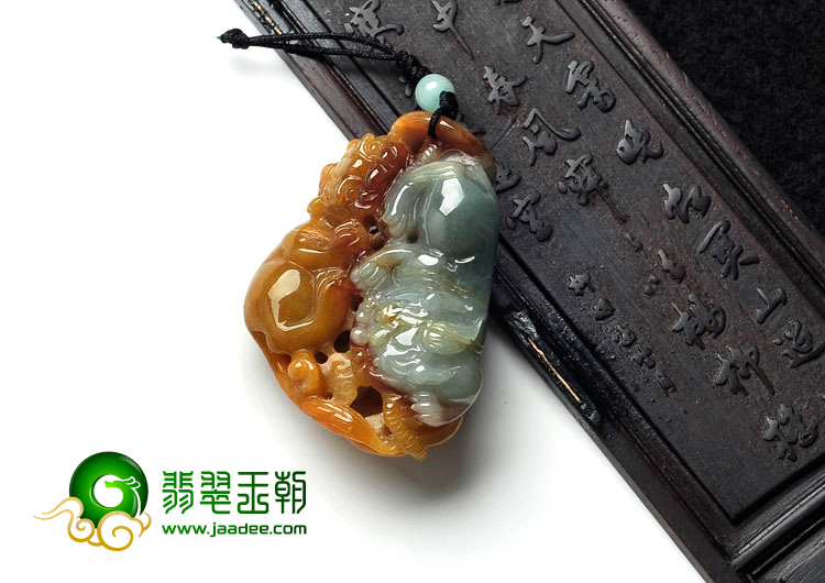 细糯种晴水黄翡缅甸翡翠貔貅挂件
