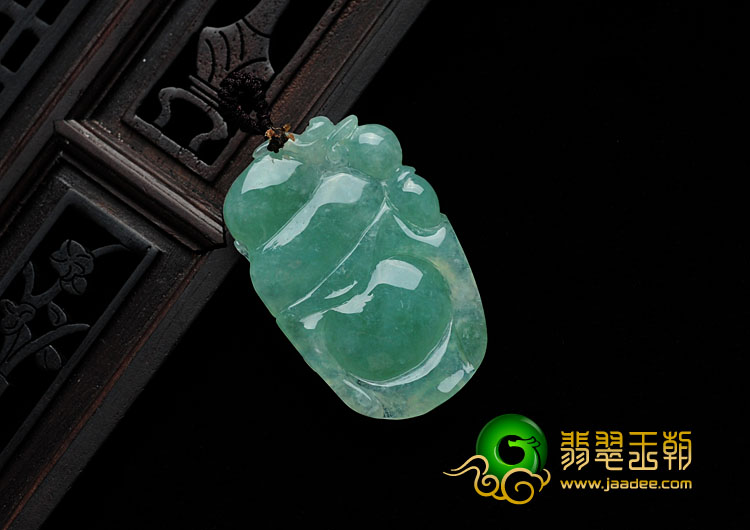 糯冰种豆色缅甸翡翠逍遥佛挂件