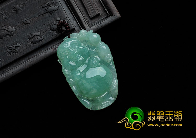 糯冰种豆色缅甸翡翠逍遥佛挂件