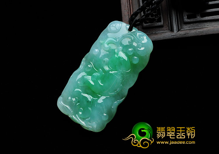 糯冰种翠色缅甸翡翠年年有余挂件