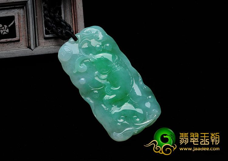糯冰种翠色缅甸翡翠年年有余挂件