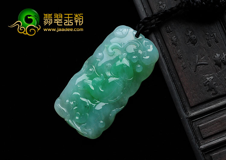 糯冰种翠色缅甸翡翠年年有余挂件