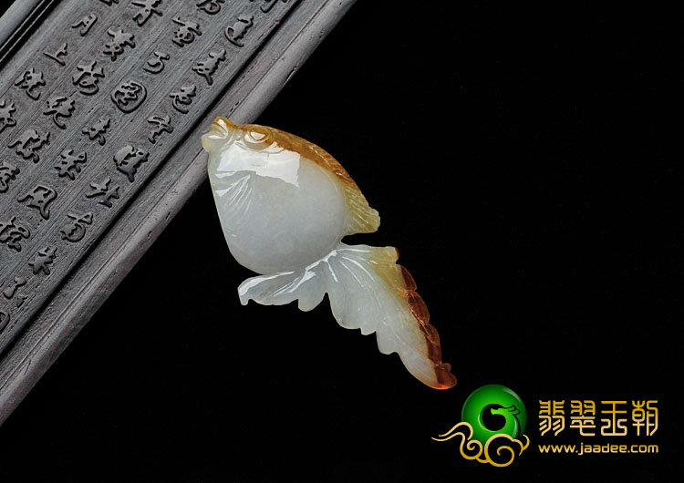 糯冰种黄翡缅甸翡翠金鱼挂件